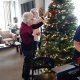 Bewoners tuigen samen de kerstboom op in Huize Stokhorst in Enschede